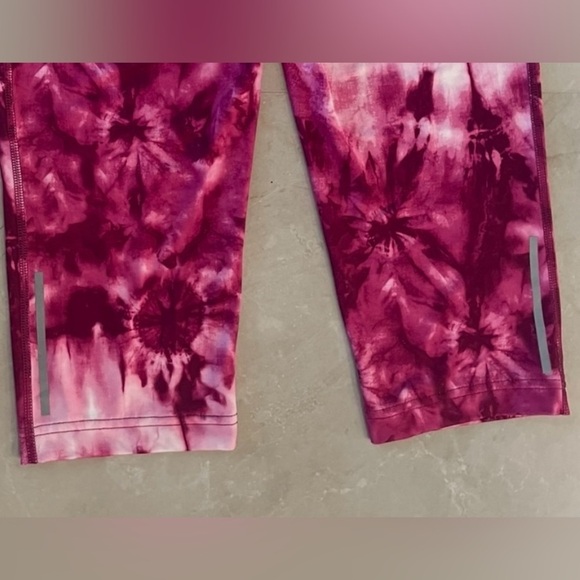 Danskin Now Leggings Size Medium Pink Fuchsia Color Tie Dye Reflective Lines Hem - Picture 8 of 9